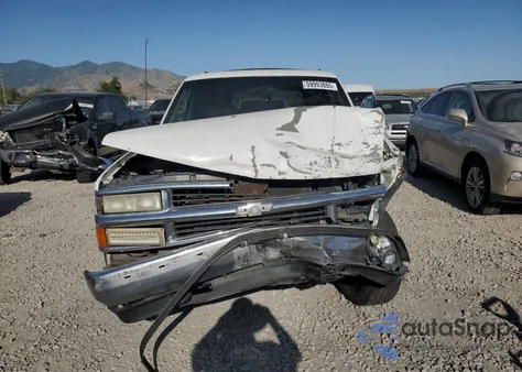 1999 Chevrolet Suburban K1500 из США, поврежденный, VIN 3GNFK16R6XG250341